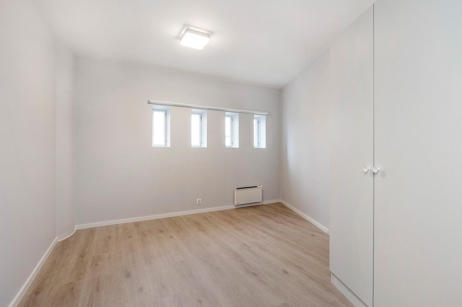 Soverom 1 med fine vinduer Galleribilde