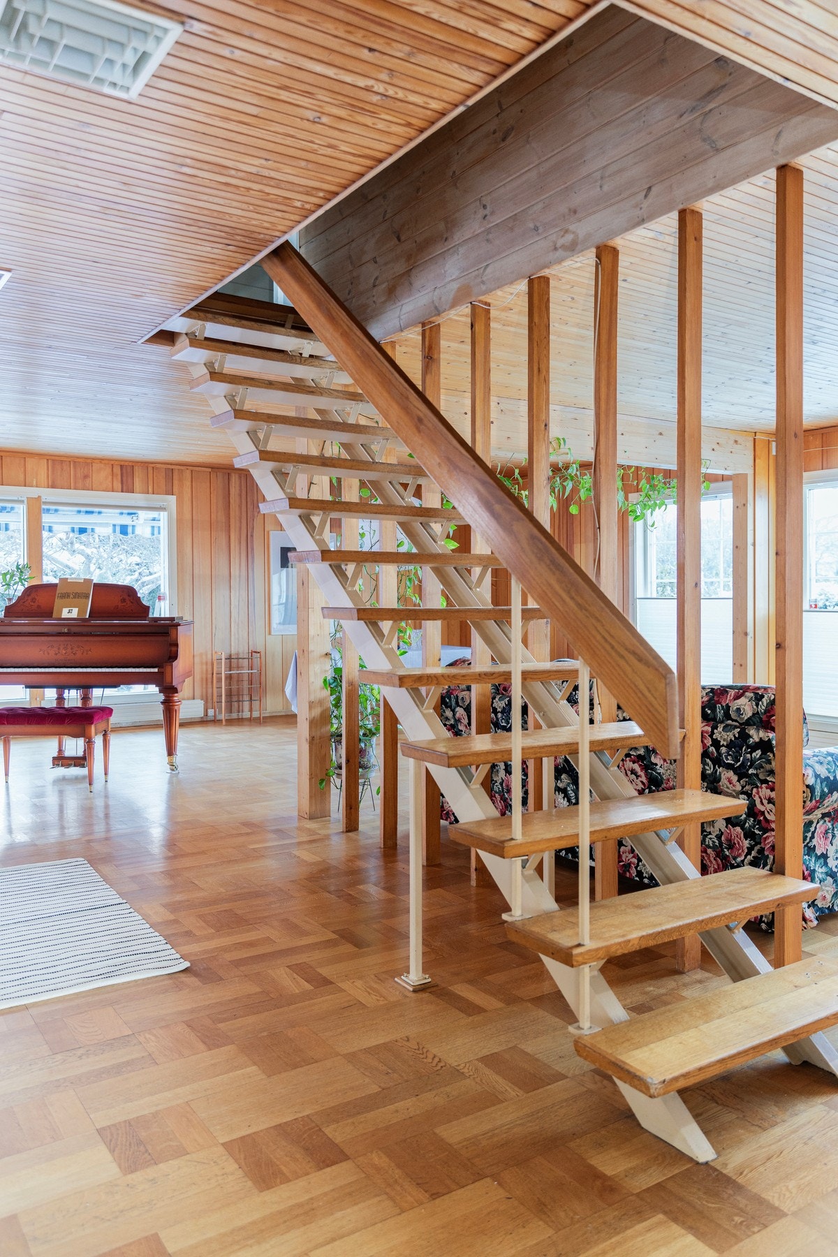 Trapperom til loft med muligheter for ulik møblering under trappen. Galleribilde