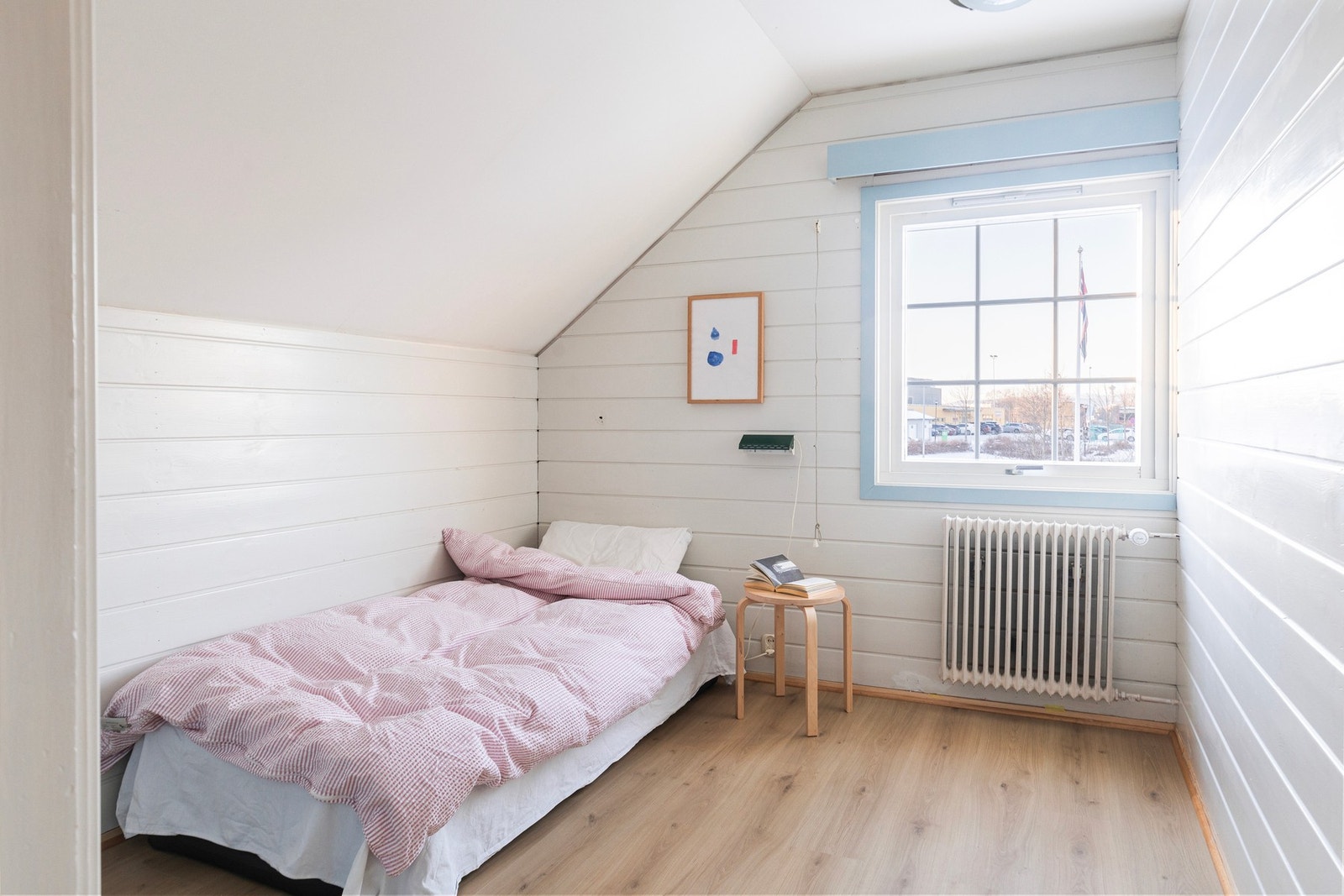 Soverom 1. Det er også etablert lagringsplass i flere av knekottene på loftet. Galleribilde