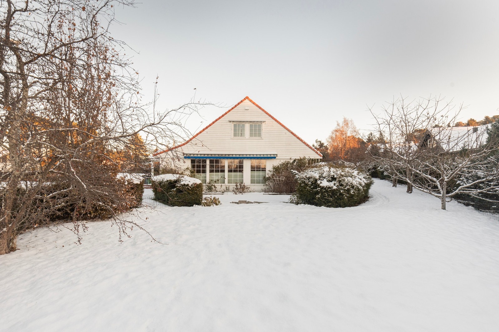 Boligen er oppført i ca. 1963 og kan blant annet by på stue, kjøkken, garasje, bad, toalettrom og tre soverom, samt rikelig med lagringsplass i boder og kott. Galleribilde