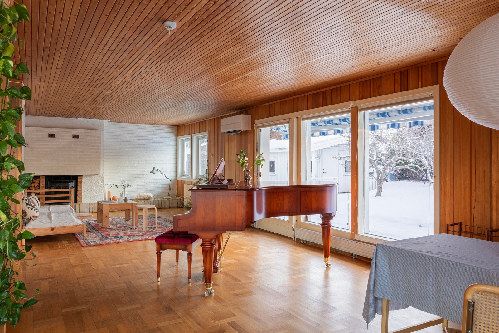Stuen er både lys og romslig med god plass til sofaløsning med tilhørende møblement og flere sittegrupper. Utgang til den romslige hagen via. verandadører. Galleribilde