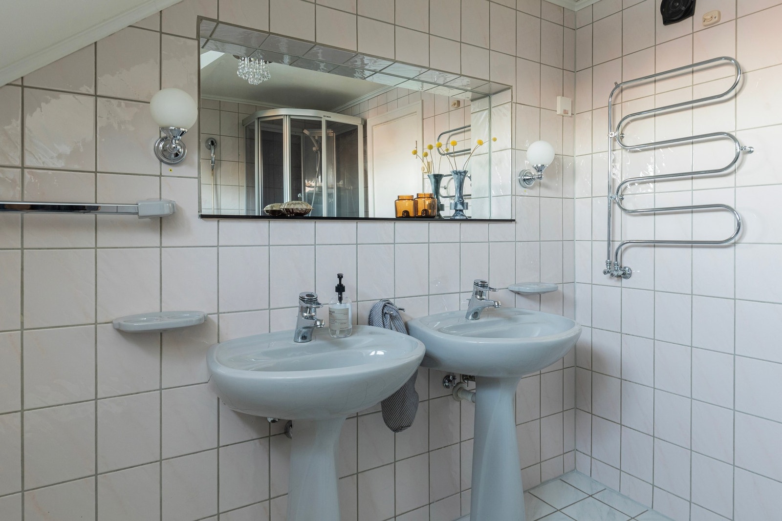 Badet er utstyrt med dobbeltservant, dusjkabinett, wc og baderkar. Galleribilde