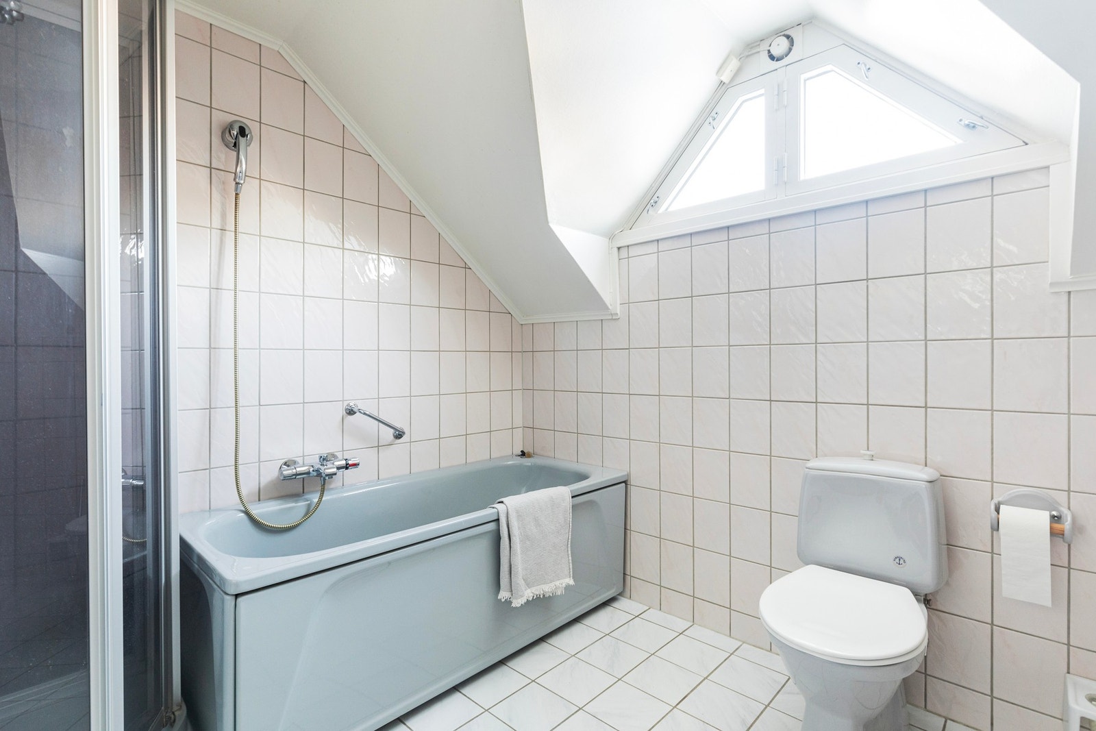 Badet er av eldre alder og må påregnes oppgraderinger/oppussing for å tåle normal bruk etter dagens krav. Galleribilde