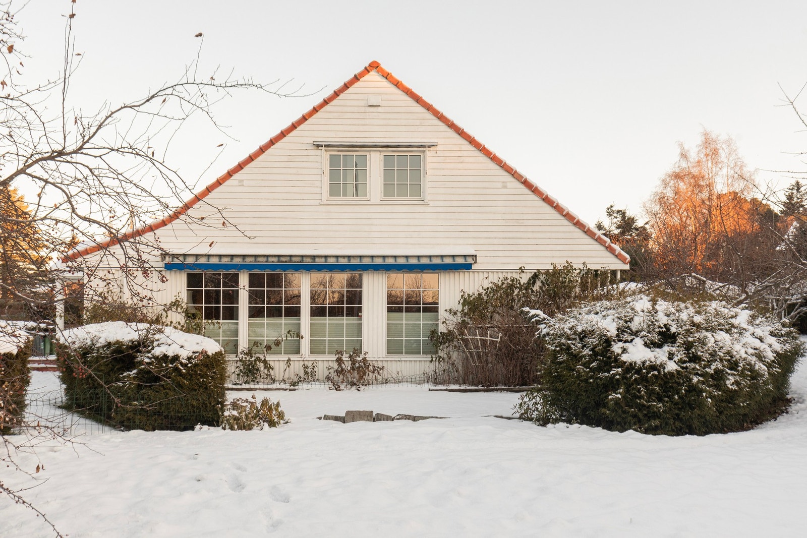 Boligen har masse særpreg og karakter, og oppleves best på visning! Tomta fremstår som svært skjermet og privat. Galleribilde