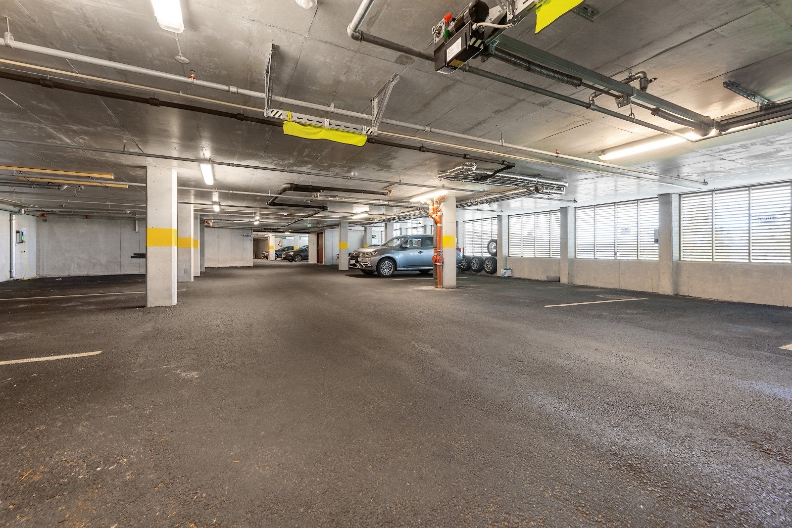 Fast garasjeplass med el-uttak i underetasje Galleribilde