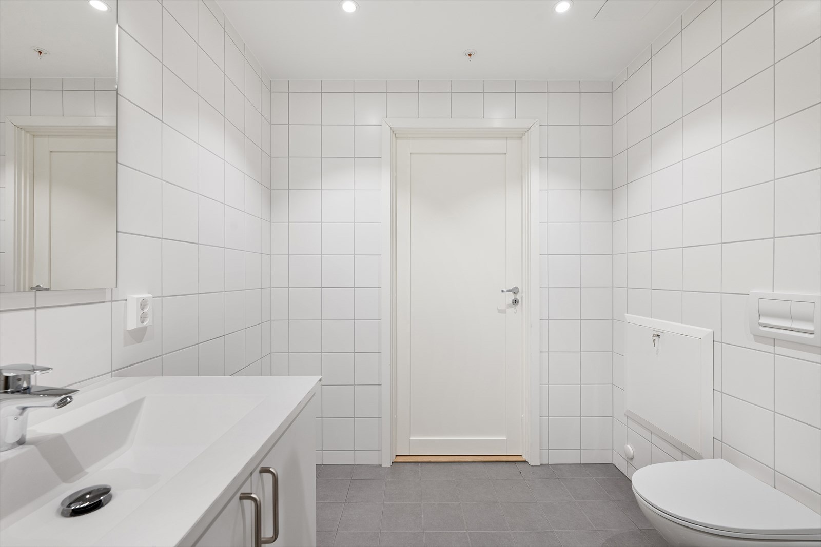 Downlights i himlingen sørger for godt med lys på badet Galleribilde