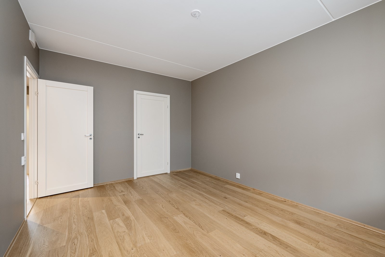 Hovedsoverommet har tilgang til walk-in-closet Galleribilde