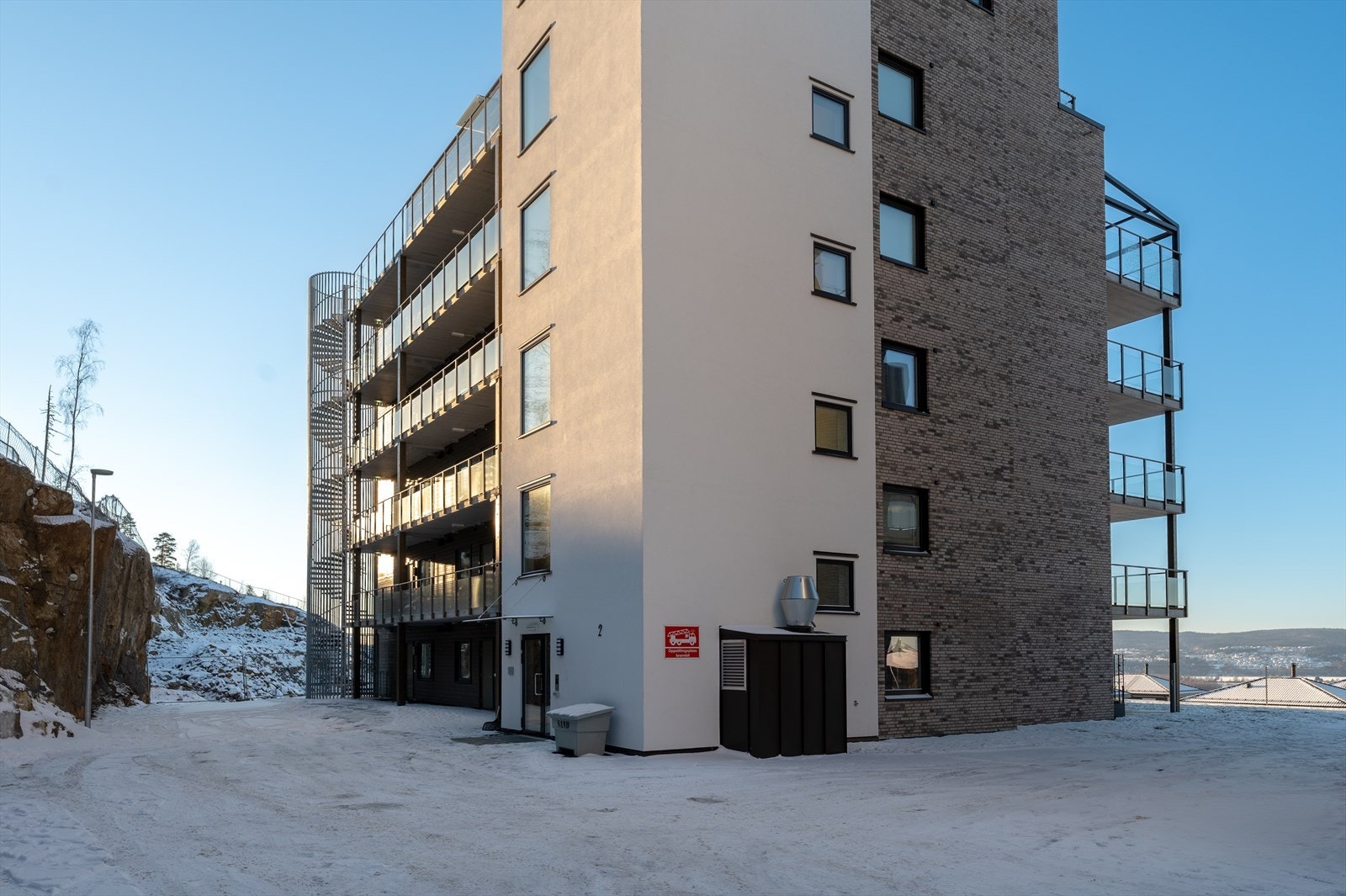 Det er heis i bygget og leiligheten disponerer parkeringsplass i felles garasjekjeller Galleribilde