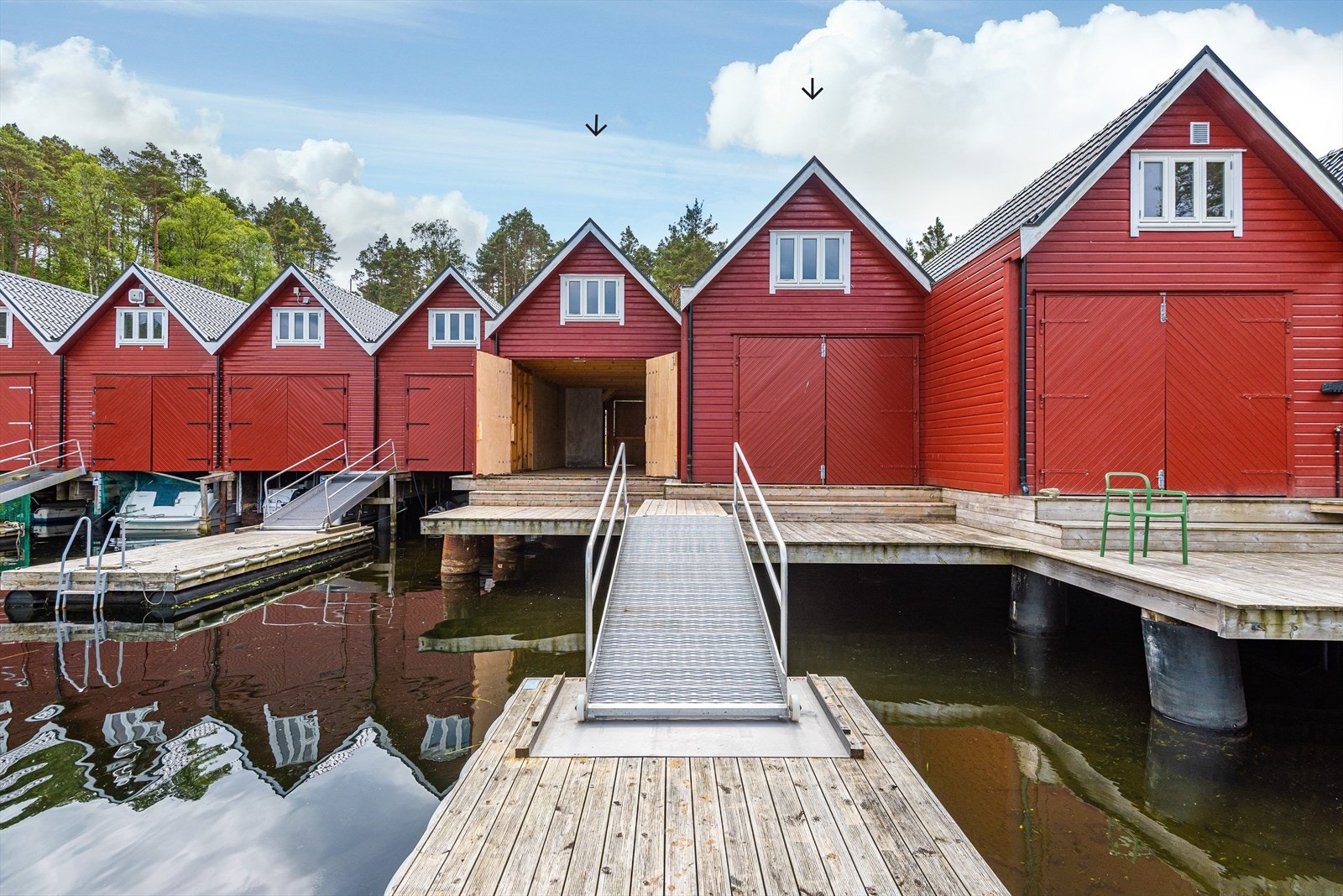 Det medfølger stort naust over 2 plan til to av tomtene - felles flytebrygge Galleribilde