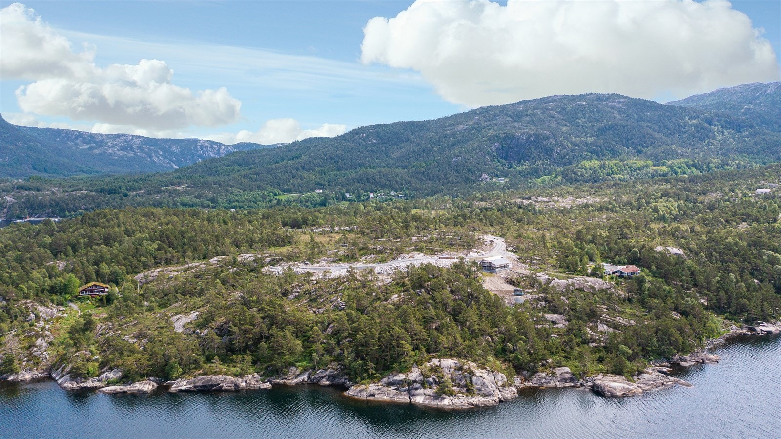 Tomtene ligger meget flott og solrikt plassert Galleribilde
