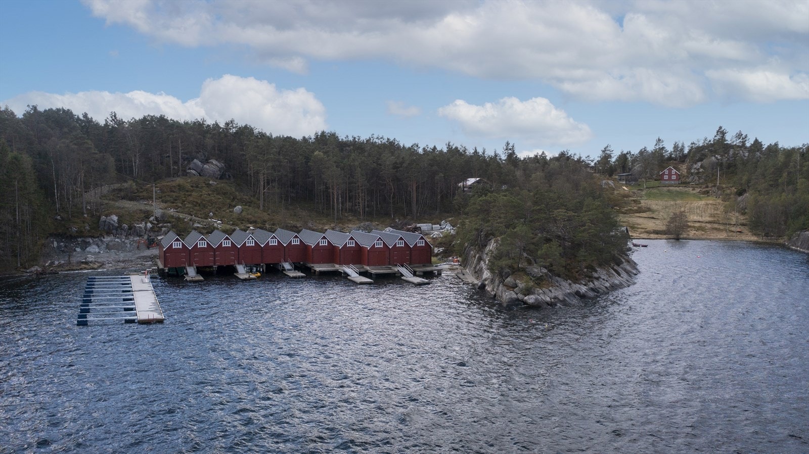 I tillegg til båtplass medfølger opsjon på kjøp av naustbod Galleribilde
