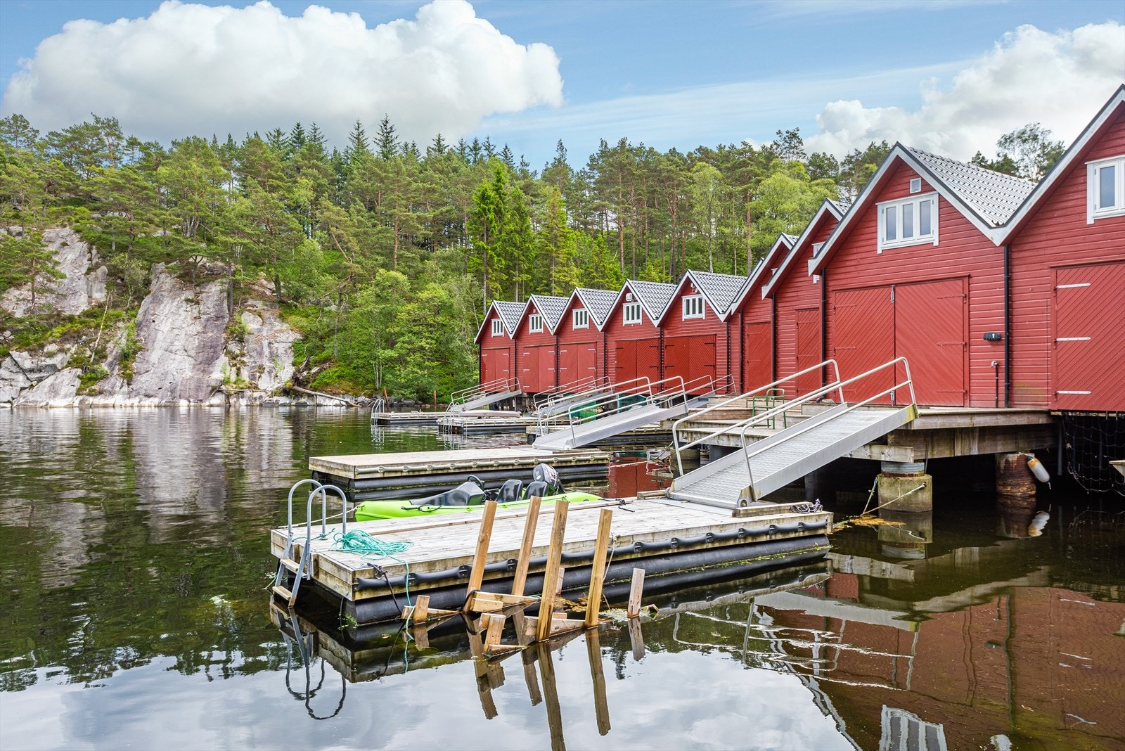 Flott naustrekke med store naust Galleribilde