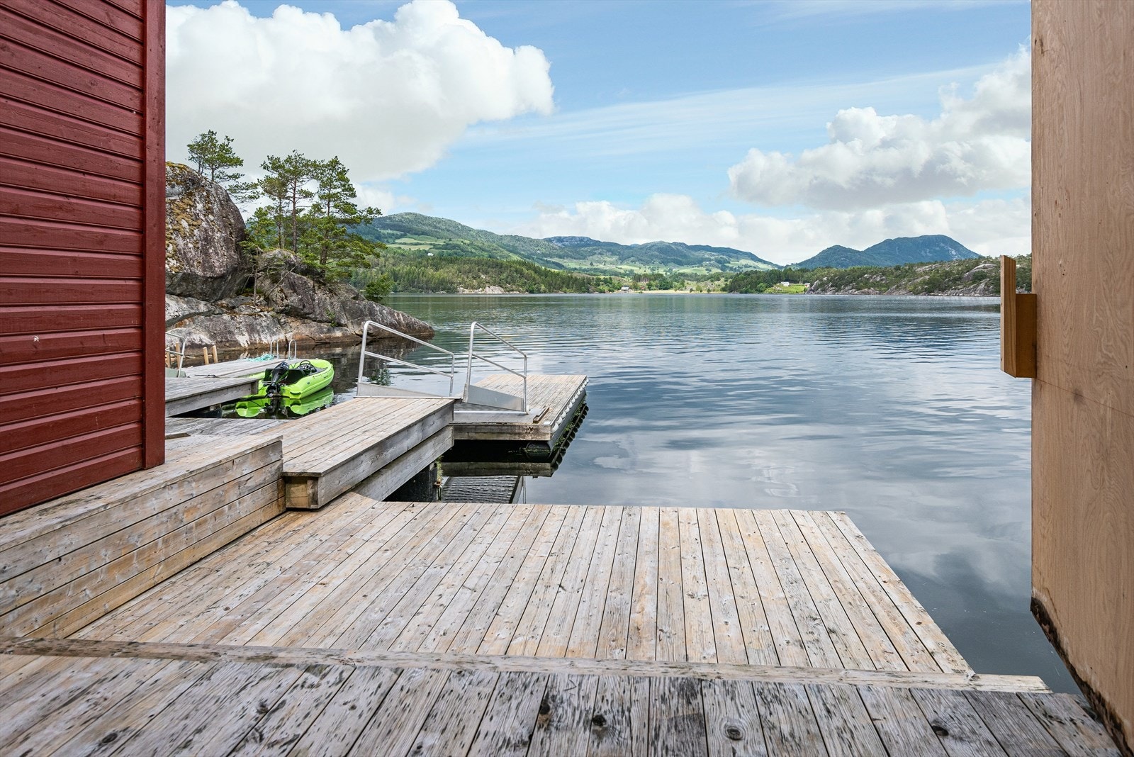 Naustet er romslig og har innlagt strøm Galleribilde