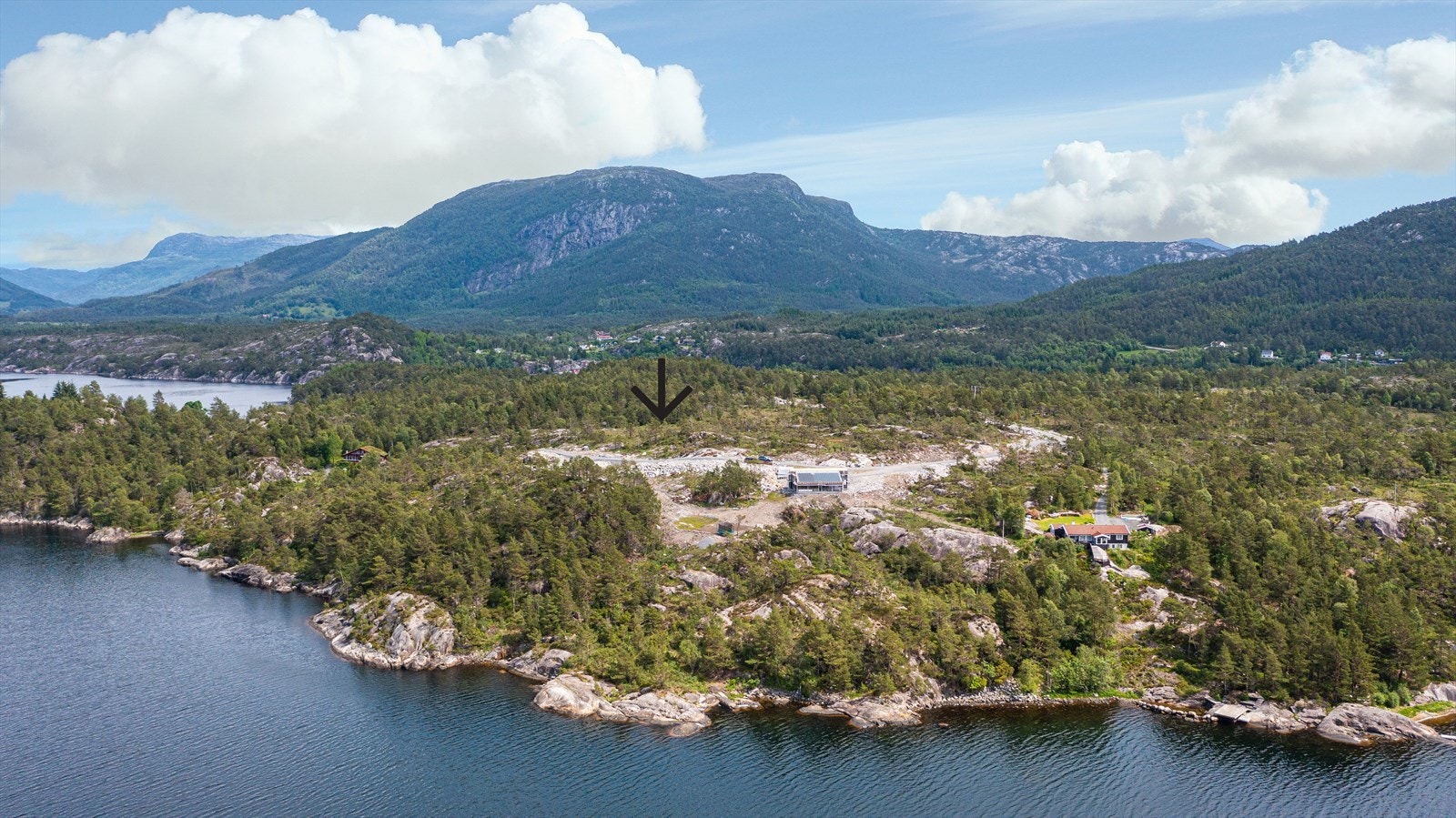 Vi har for salg 5 flotte hyttetomter hvor to selges med egne naust. Galleribilde