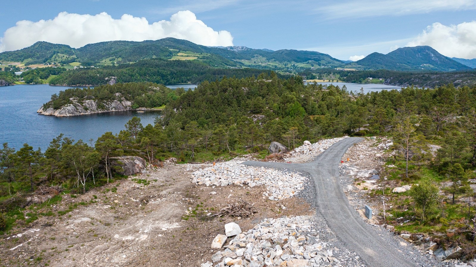 Vei ligger frem til hver tomt - Denne delen av området består av 5 tomter Galleribilde