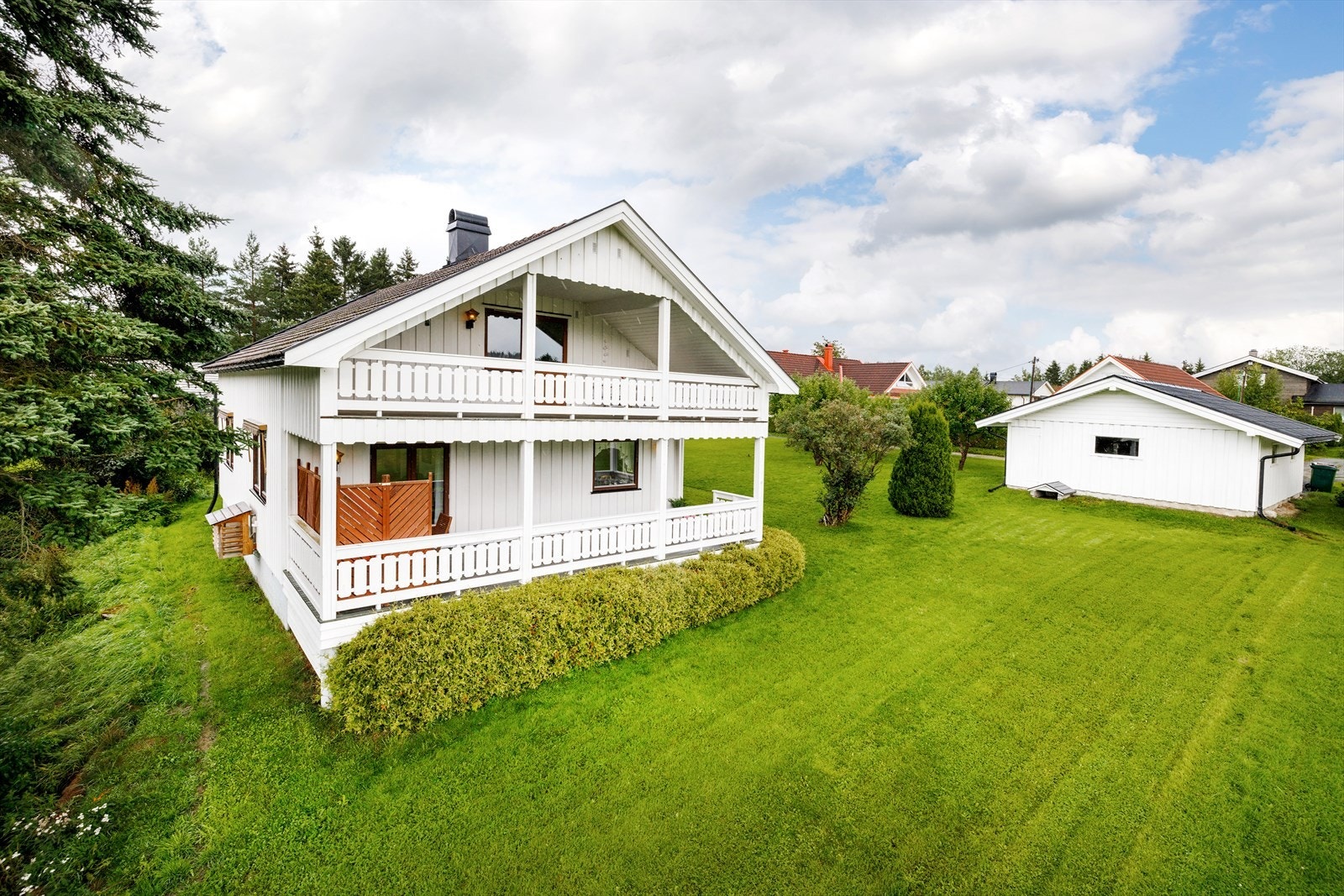 Familievennlig enebolig og frittliggende dobbelgarasje i landlige omgivelser på Haugfoss. Galleribilde