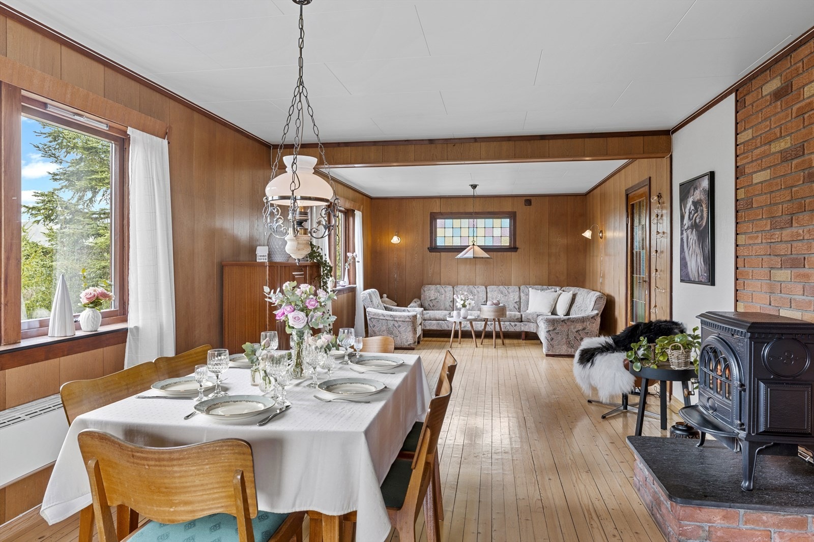 Stuen har store vindusflater. Galleribilde