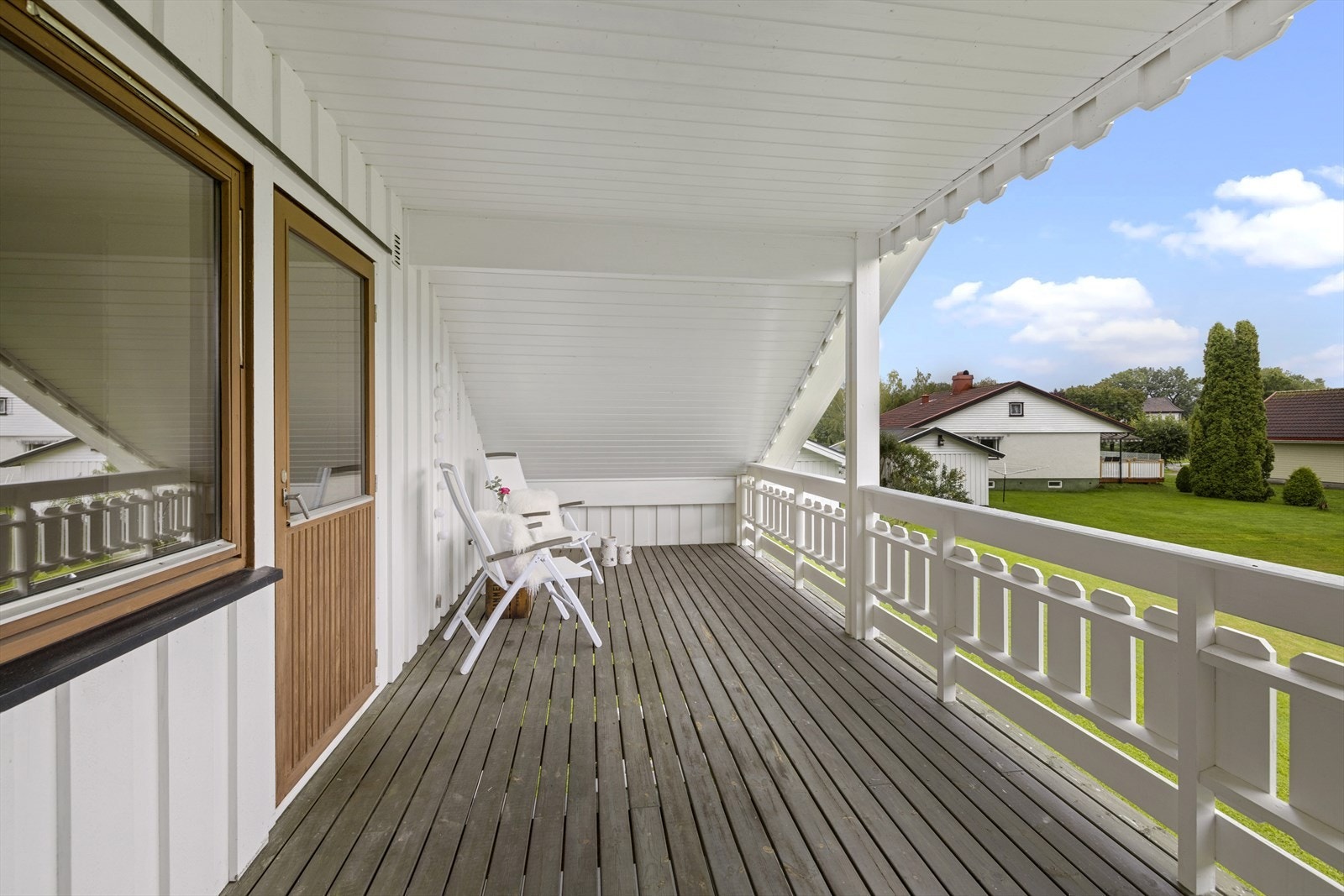 Overbygget veranda med god plass for utemøbelement. Galleribilde