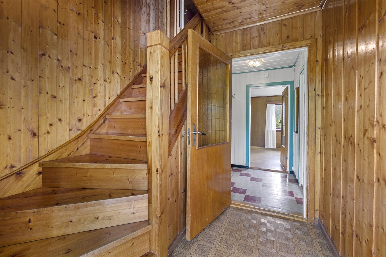 Entré og gang med plass for oppheng av yttertøy. Galleribilde