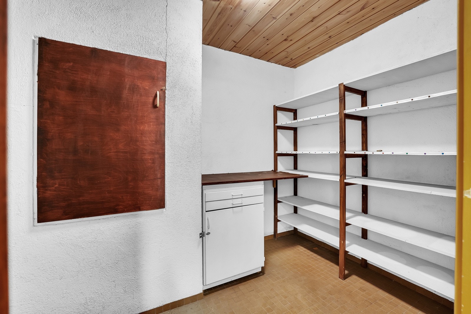 Den ene boden er innredet med benkeskap og fastmonterte hyller. Galleribilde