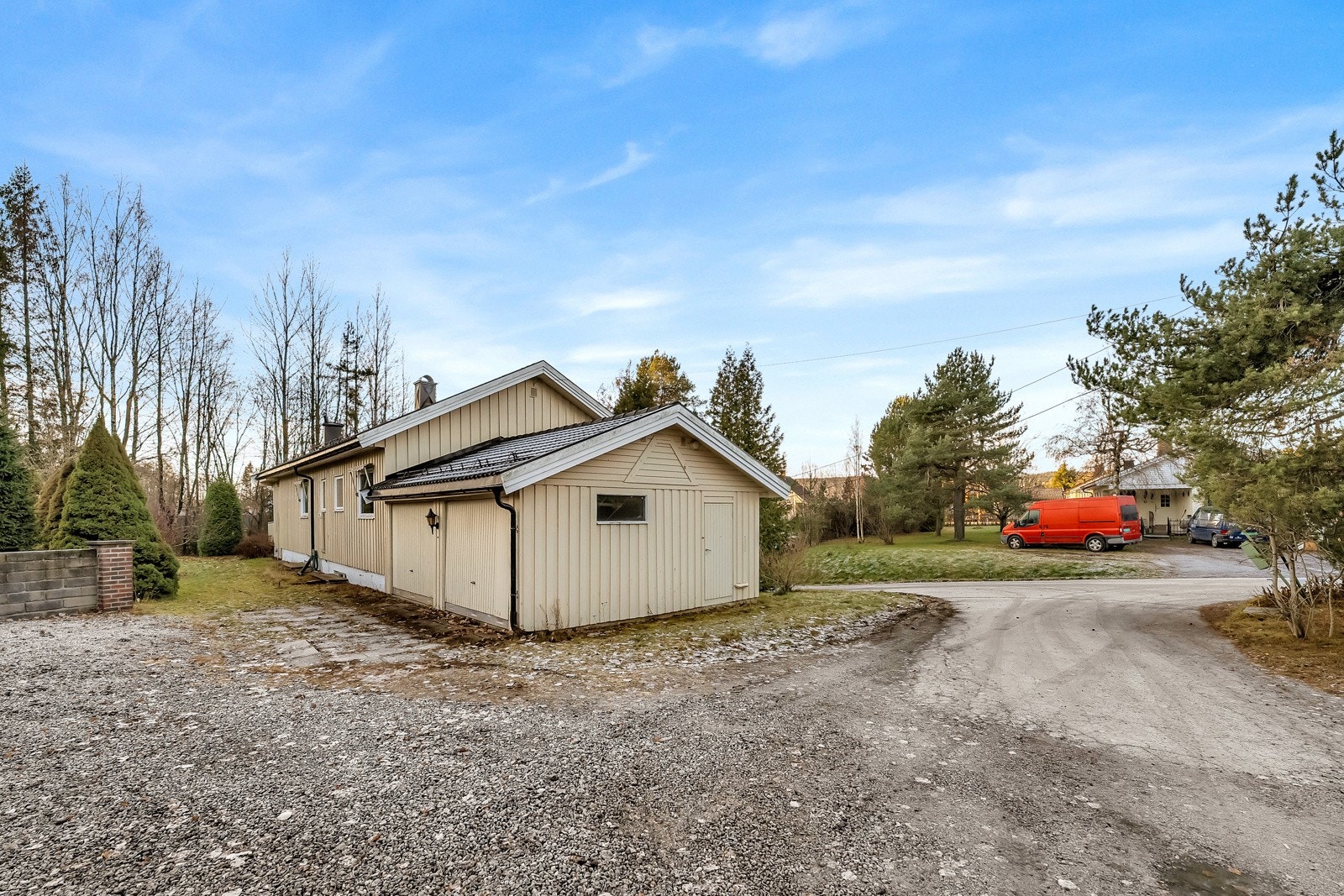 Det er parkering i en dobbelgarasje på ca. 34 kvm inntil huset, Galleribilde