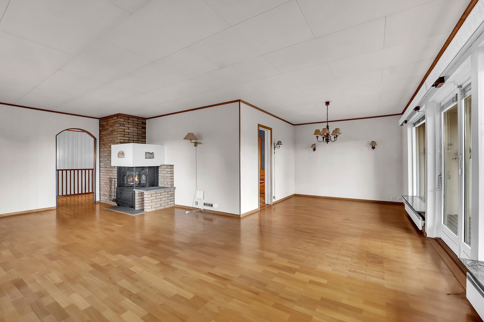 Romslig vinkelstue med godt lysinnslipp via store vinduer. Galleribilde