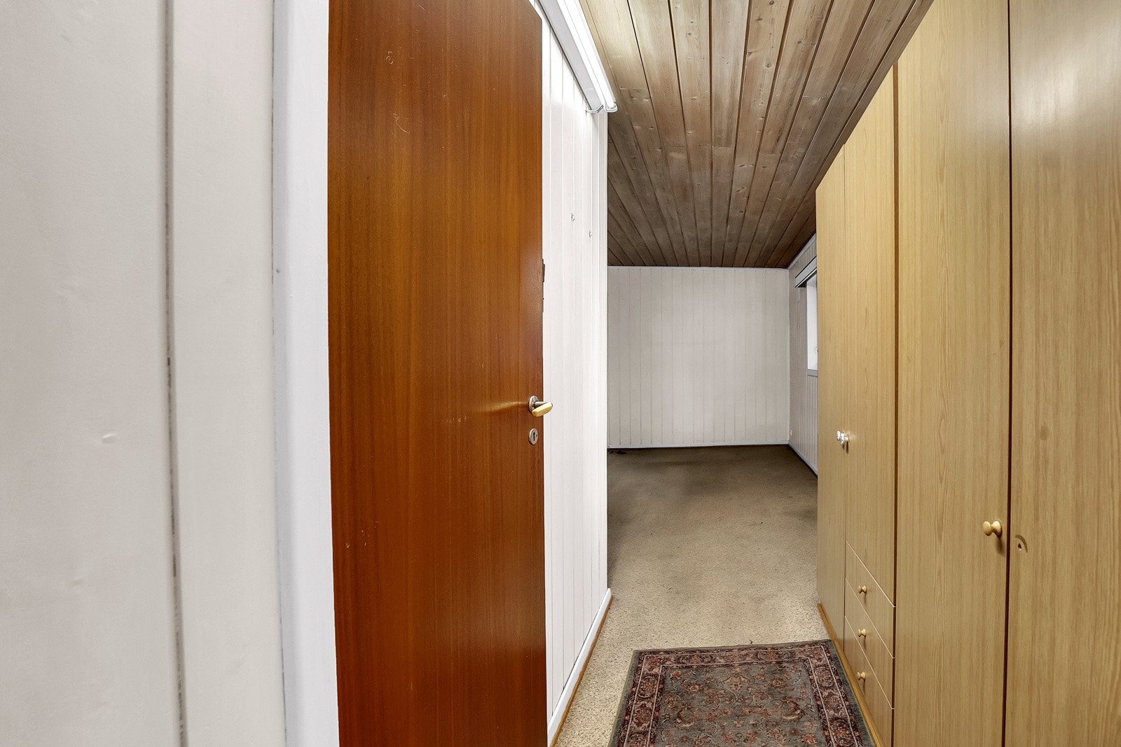 Innredet rom i underetasjen, som har blitt benyttet som soverom (dette var opprinnelig et disp.rom som er omgjort - denne endringen er det ikke søkt godkjennelse for). Galleribilde