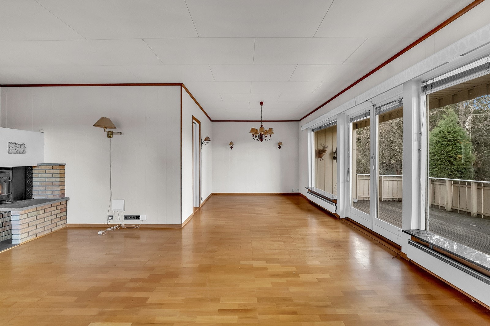 En tofløyet glassdør fører ut til den sydvendte terrassen. Galleribilde