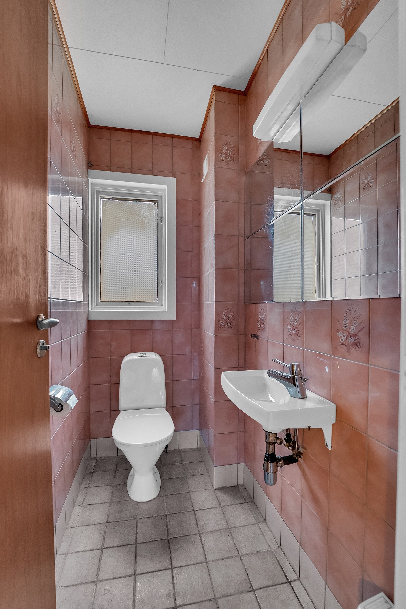 Separat wc-rom ved siden av badet i 1. etasje. Galleribilde