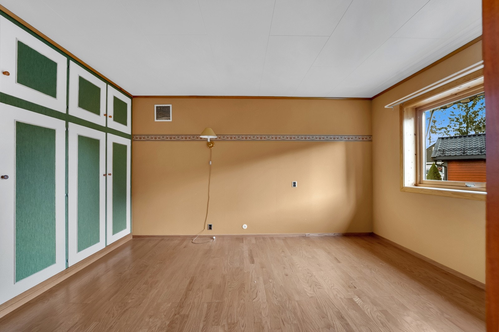 Hovedsoverommet i 1. etasje har god plass til dobbeltseng og langs den ene veggen er det plassbygde skap. Galleribilde