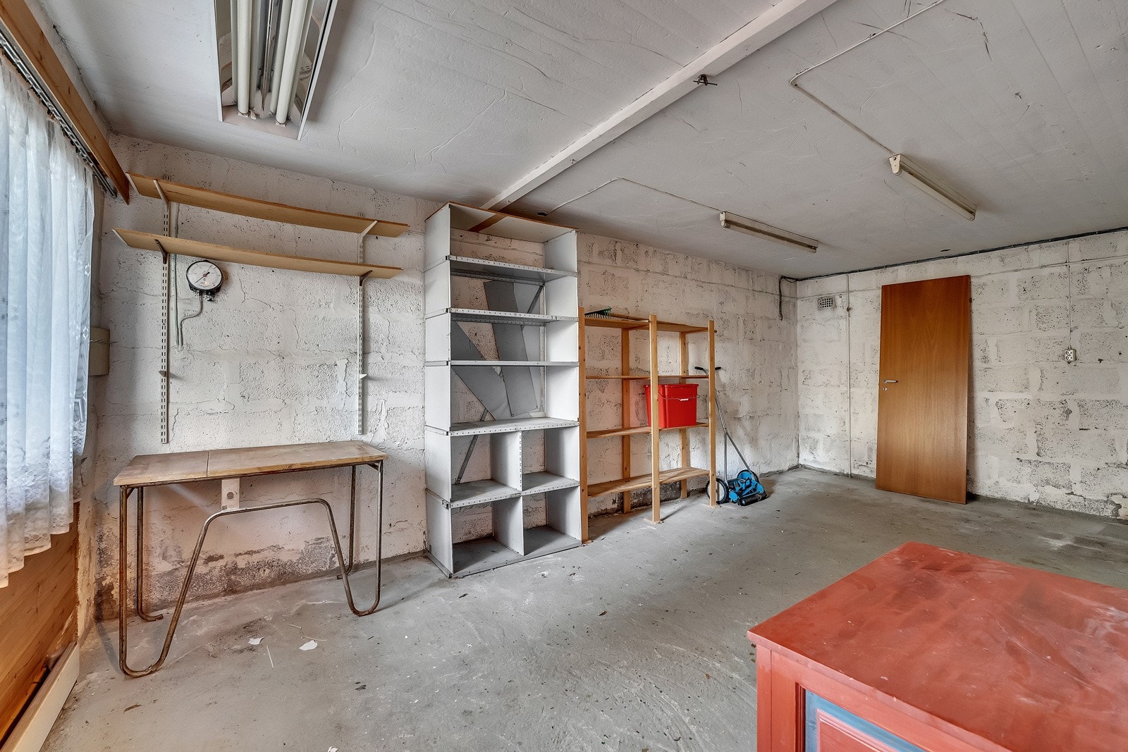 Den store boden er opprinnelig en garasje som er stengt igjen og har nå et vindu og en boddør. Galleribilde