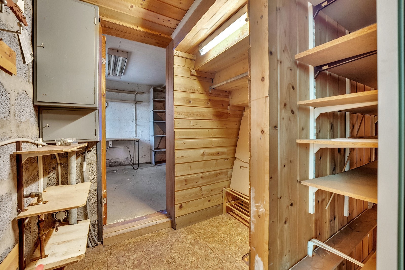 Fra entreen er det via garderobeskapet/under trappen, en gjennomgang til en stor bod med utvendig adkomst. Galleribilde