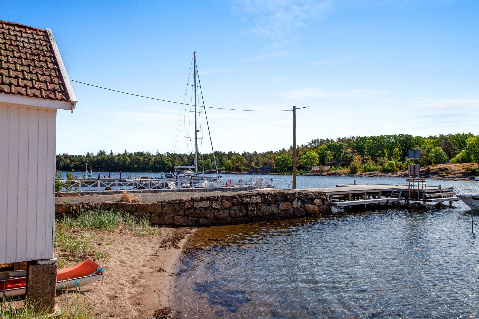 Kommunebrygga er selve midtpunktet i tettstedet og grunnkretsen Årøysund, og har vært en sentral nerve i transport langs sjøveien til og fra Årøysund gjennom flere årtier. Galleribilde