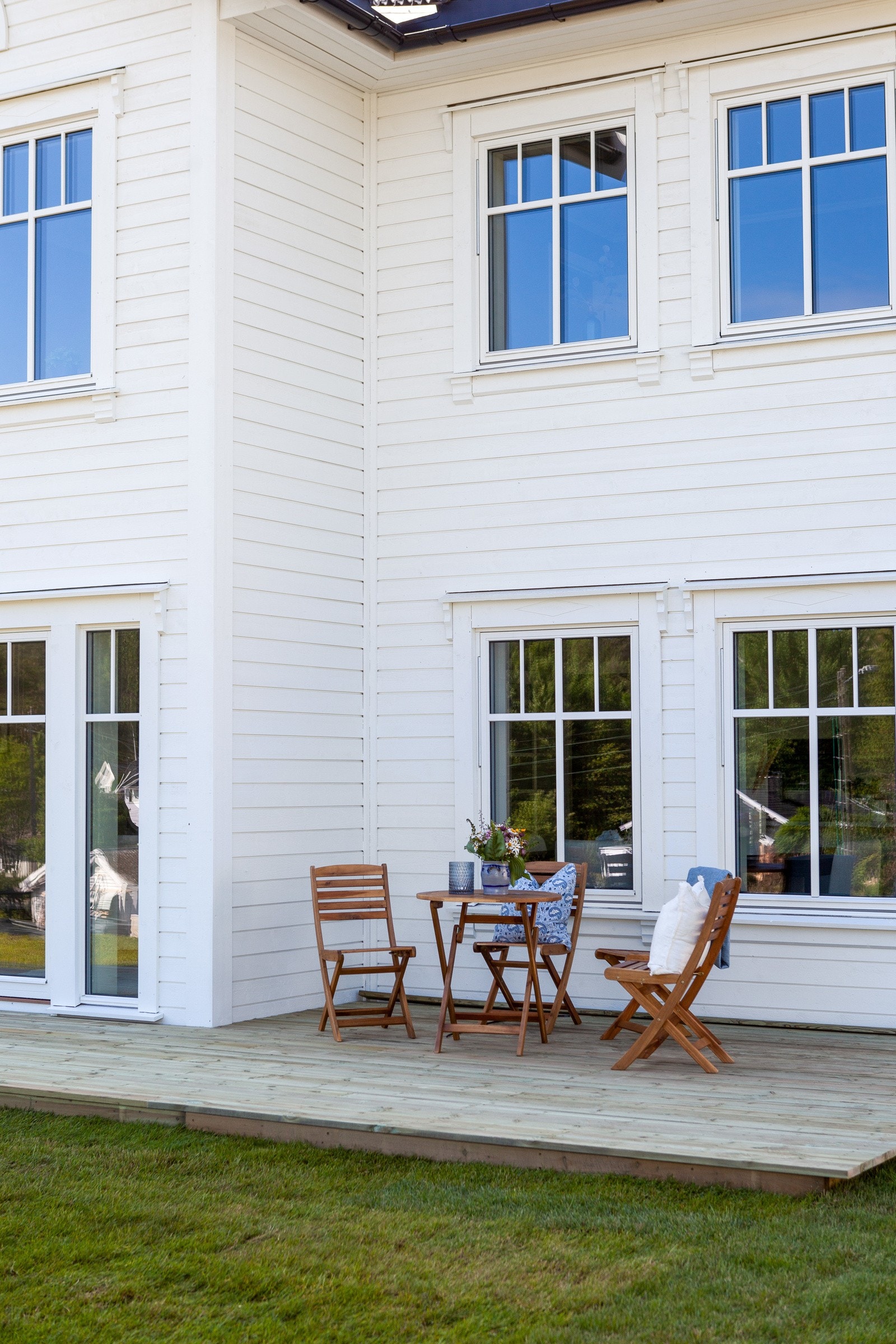 Pent opparbeidet tomt med gressplen og terrasse. Galleribilde