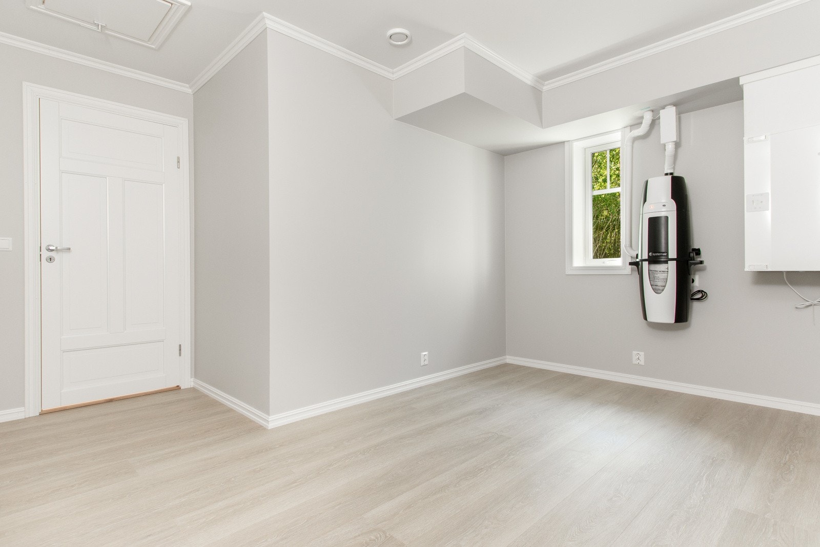 Det er balansert ventilasjonsanlegg i boligen med ventilasjonsmotor plassert på bod i 2. etasje. Galleribilde