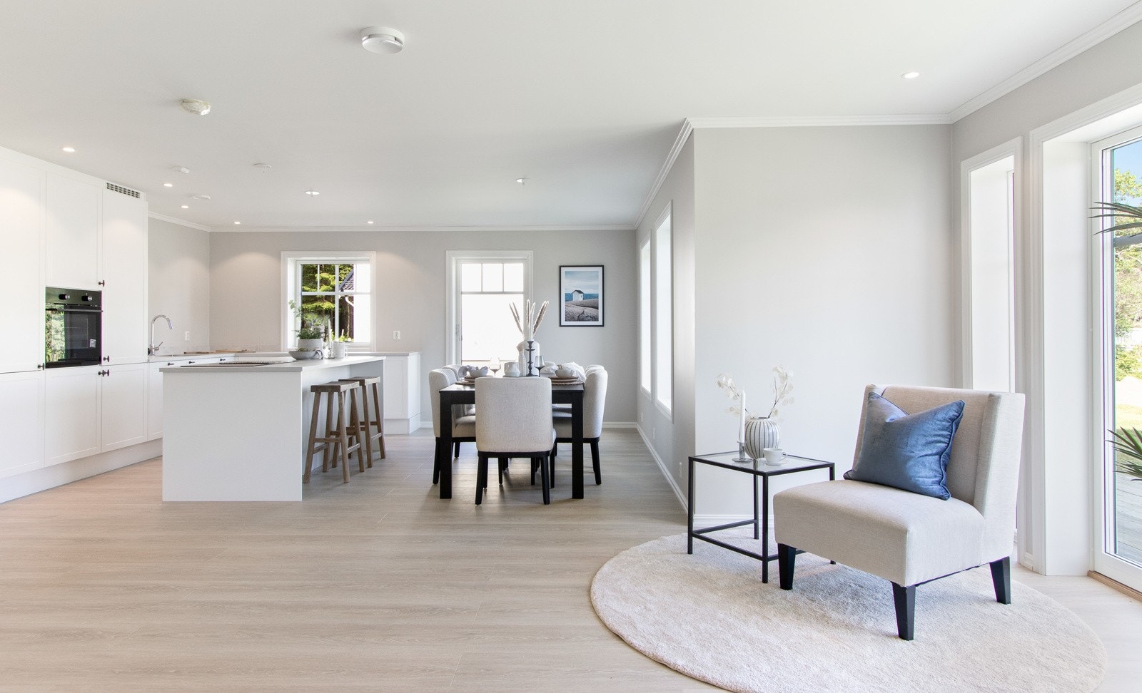 For et luftigere uttrykk har interiørarkitekten valgt åpne flater og flere vinduer, men det er likevel godt med både skap- og benkeplass på kjøkkenet. Galleribilde