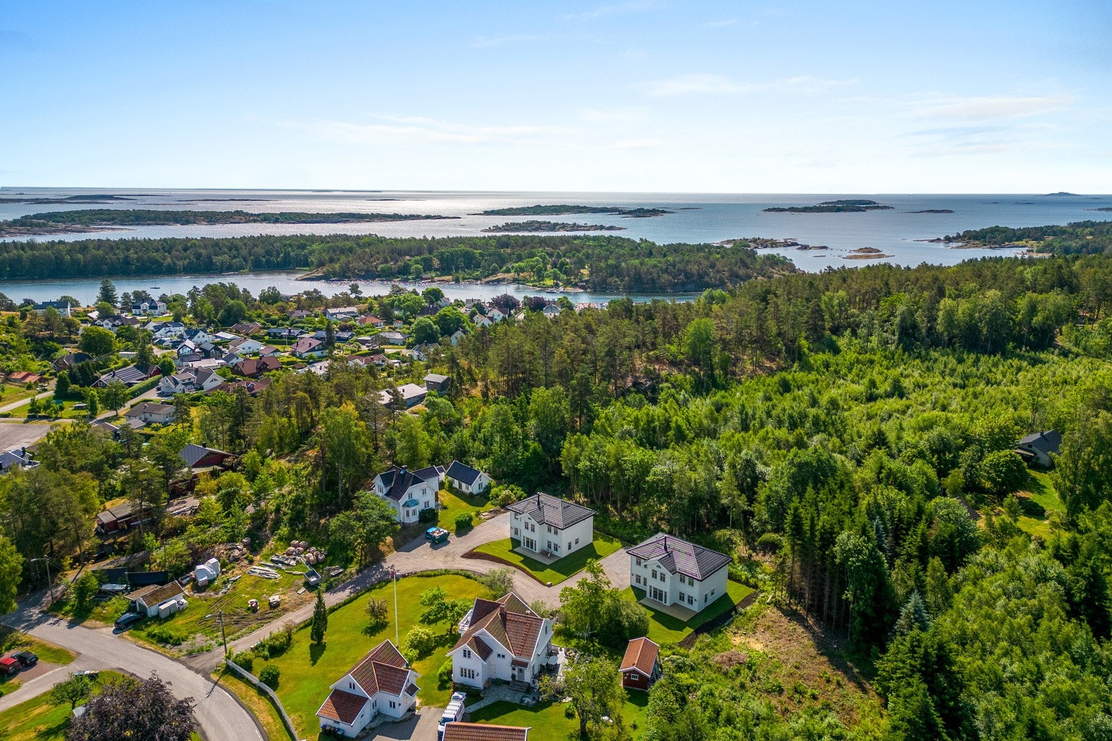 Boligen ligger gunstig til ved skogen i Årøysund med umiddelbar nærhet til flotte turområder, kort avstand til flere flotte badeplasser. Galleribilde