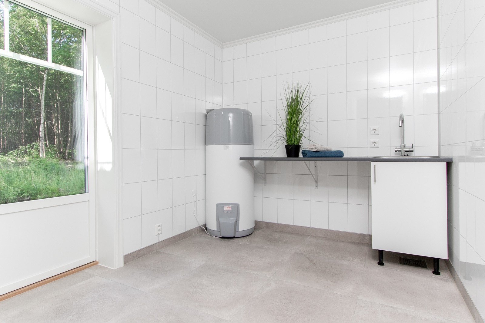 Eget vaskerom av god størrelse med opplegg for vaskemaskin og tørketrommel med direkte utgang. Galleribilde