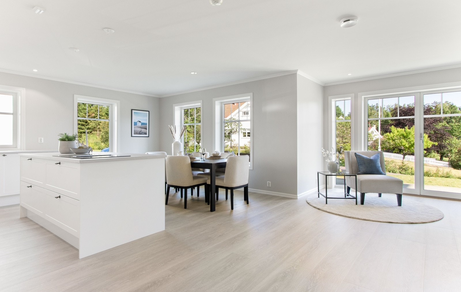Stor spisestue med peisovn, god plass til sittegruppe og spisebord og utgang til solrik terrasse (nord/vestvendt). Galleribilde
