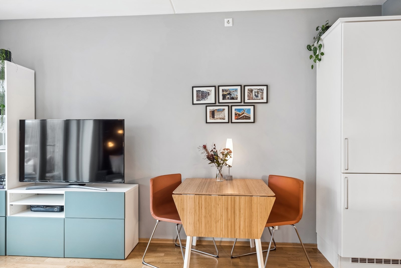 Det er videre plass til et spisebord hvor en bedre middag kan nytes sammen med det inviterte selskapet. Galleribilde