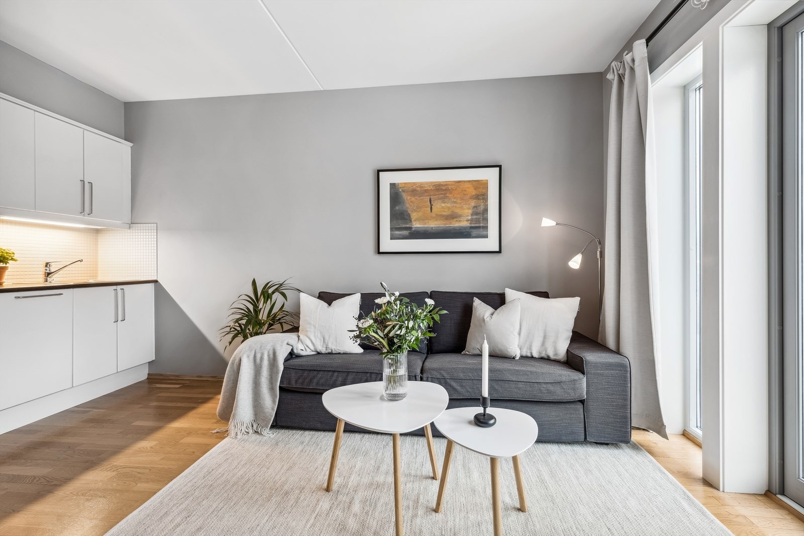 Stuen har god plass til en hyggelig sofagruppe og ønsket medie-/oppbevaringsmøblement. Galleribilde