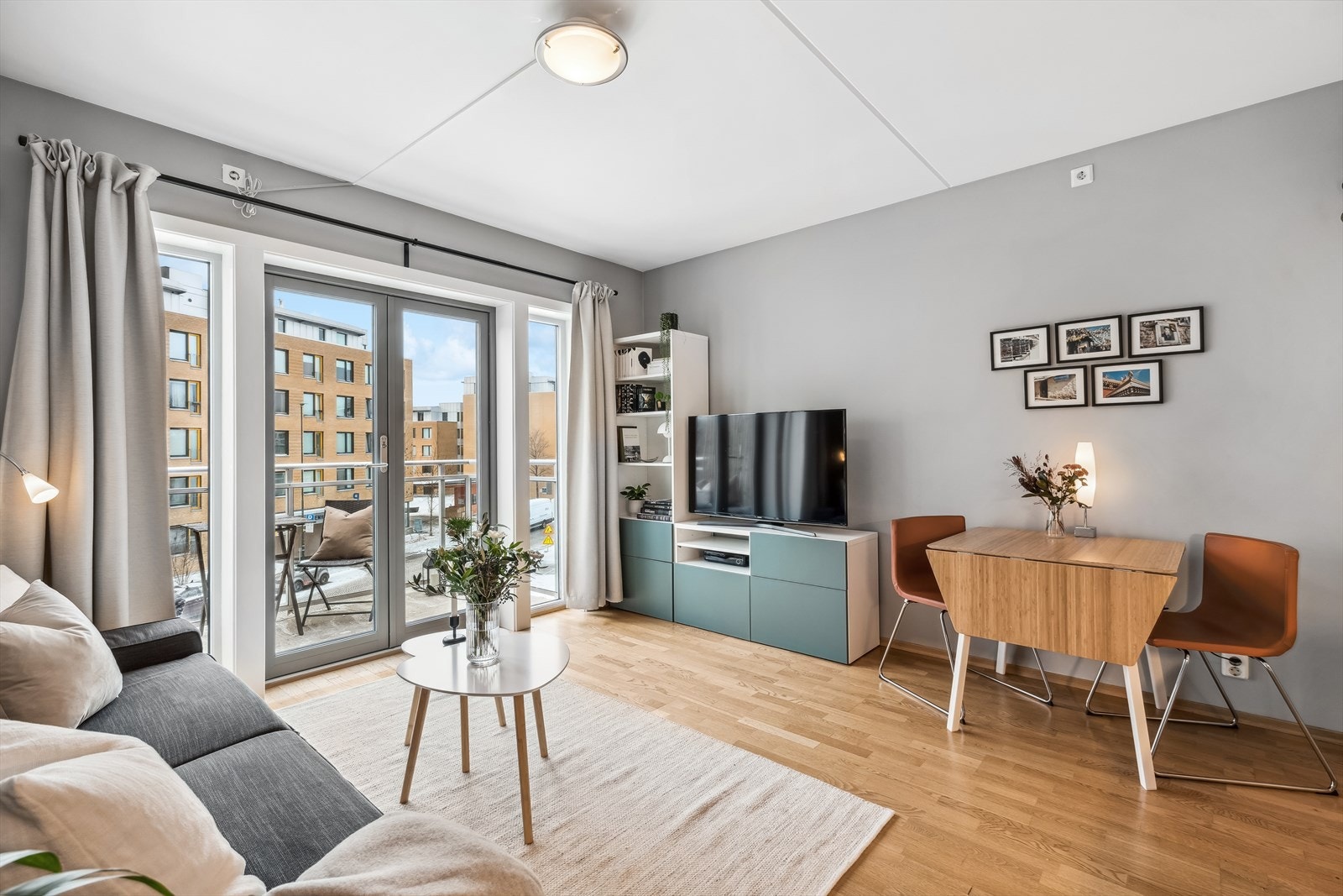De store vindusflatene sammen med terrassedøren slipper inn godt med lys som skaper en luftig og fin atmosfære i rommet. Galleribilde