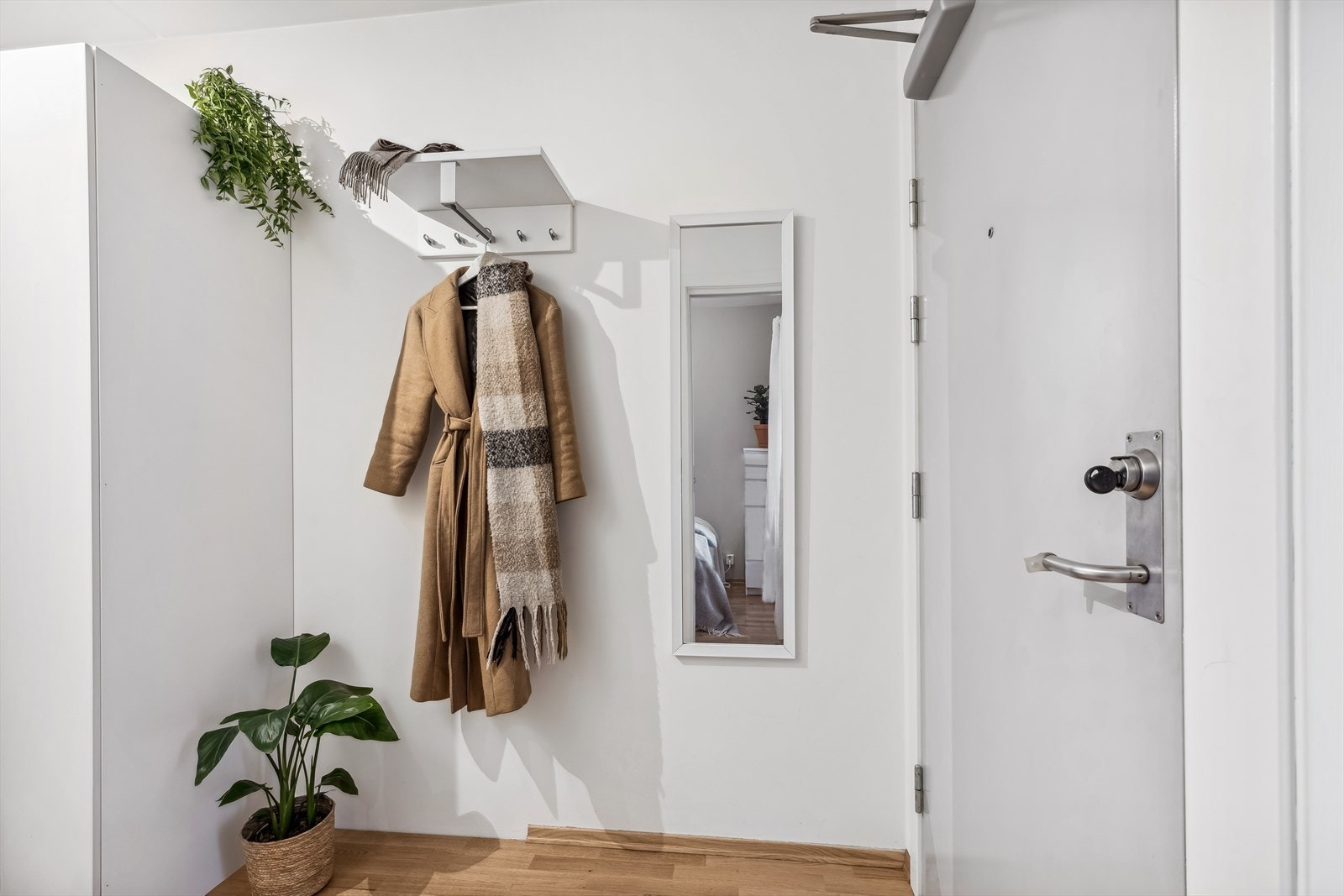 Her ønskes du velkommen inn i en innbydende entré/gang som gir et godt førsteinntrykk av leiligheten. Galleribilde