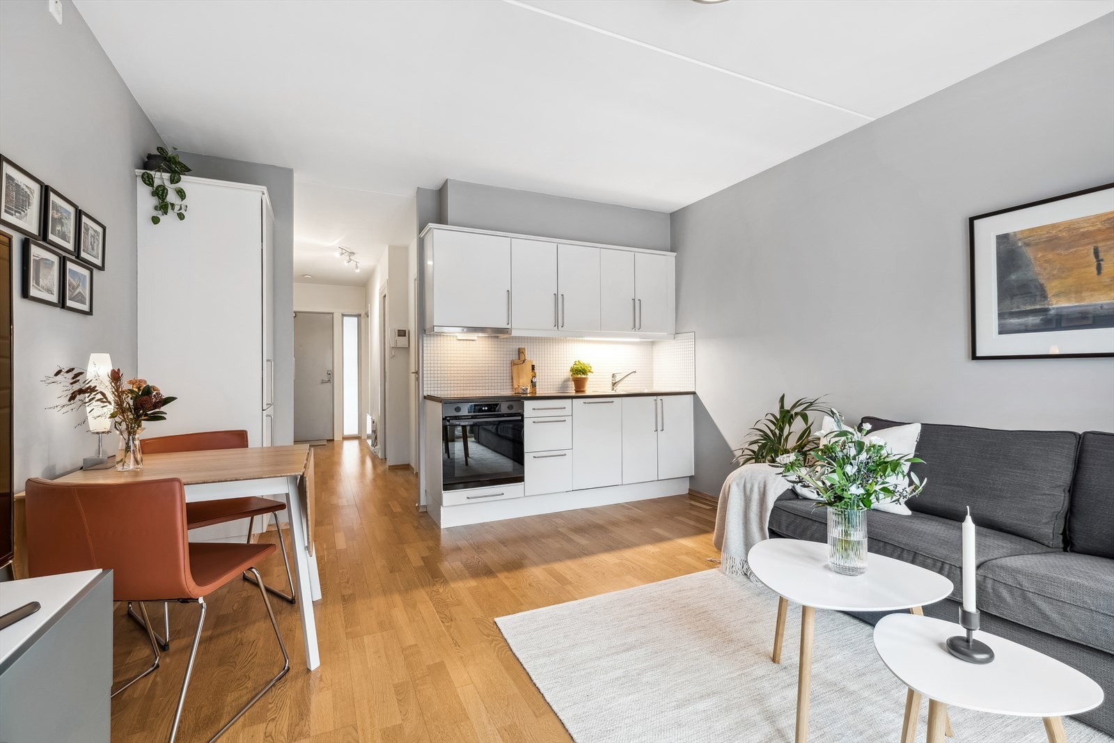 Sigdal kjøkkeninnredning med slette lakkerte fronter, laminat benkeplate m/fliser over, 1 ½ oppvaskkum og kjøkkenventilator i stål m/kanal ført til byggets felles ventilasjonskanal. Galleribilde