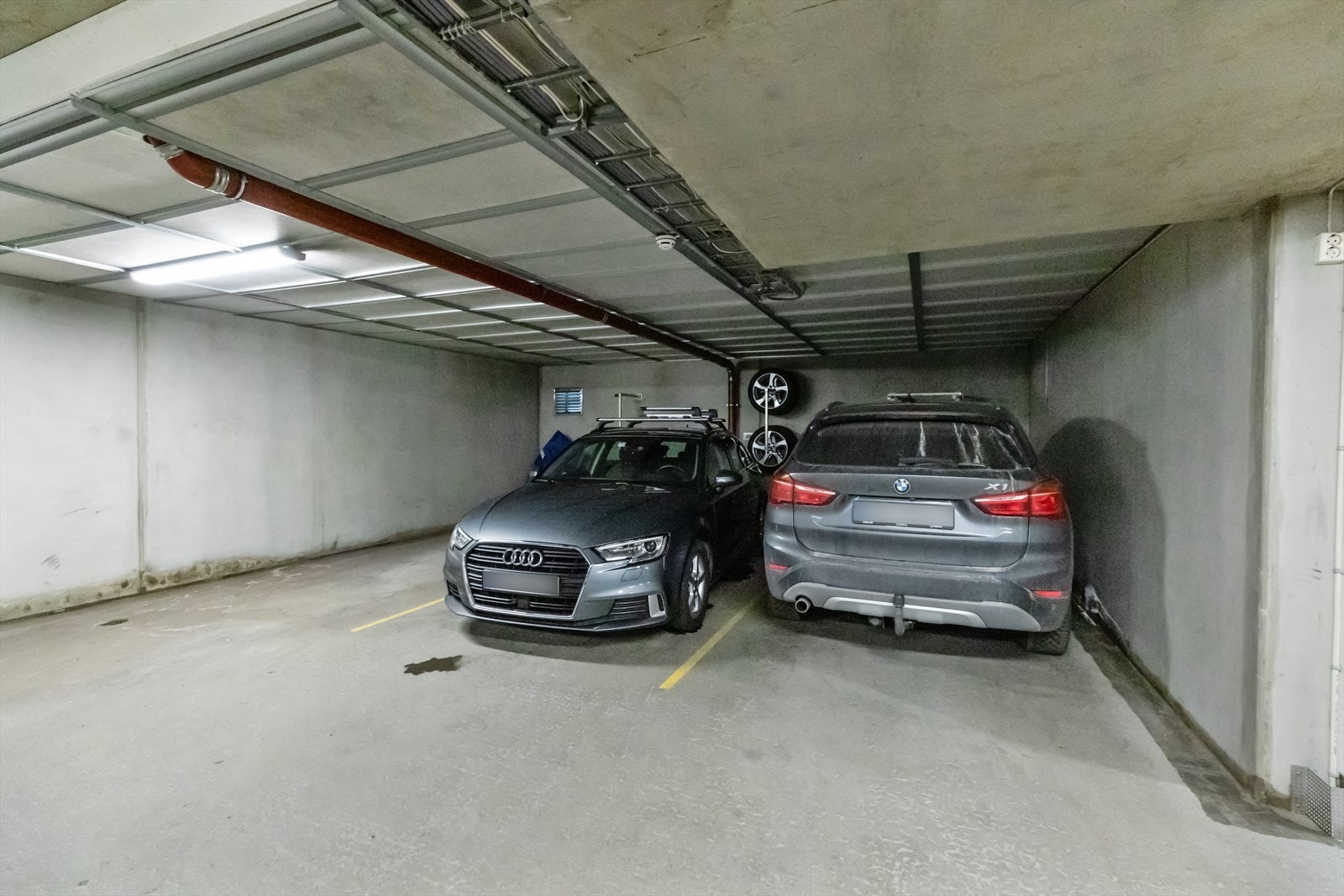 Det er mulig å leie garasjeplass i anlegget under bygningen, det er heisadkomst til opp til leilighets-etasjene Galleribilde