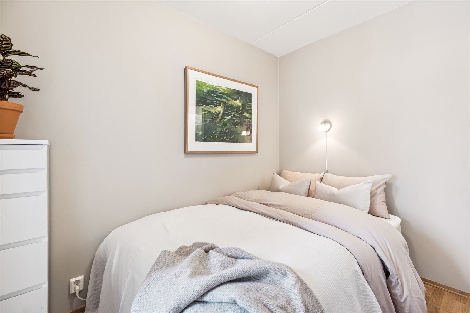Soverommet er av god størrelse med plass til en dobbeltseng og annet ønskelig møblement. Galleribilde