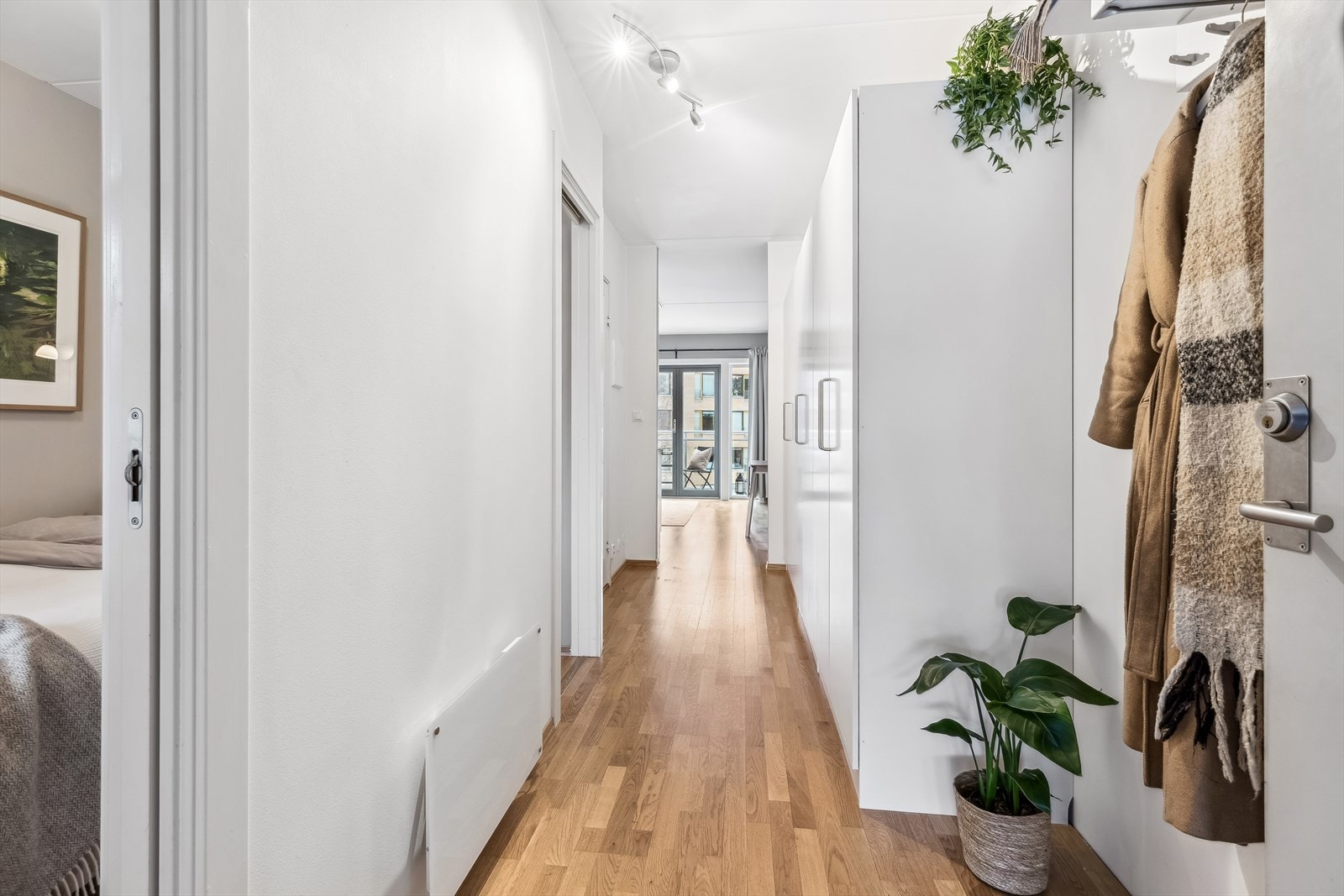Det er eikeparkett på gulvet og veggene er malt i delikate fargetoner. Galleribilde