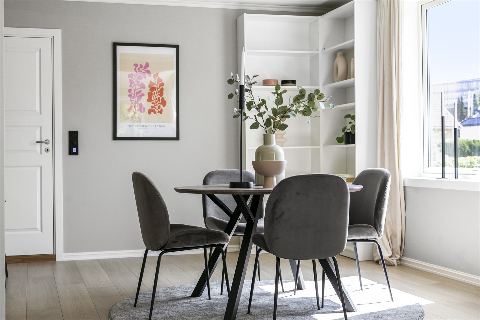 Dette rommet har en ideell plassering, med tilknytning til både kjøkkenet og stuen. Her er det god plass til å sette opp en spisegruppe, slik at du kan nyte måltider i en behagelig og avslappet atmosfære. Galleribilde