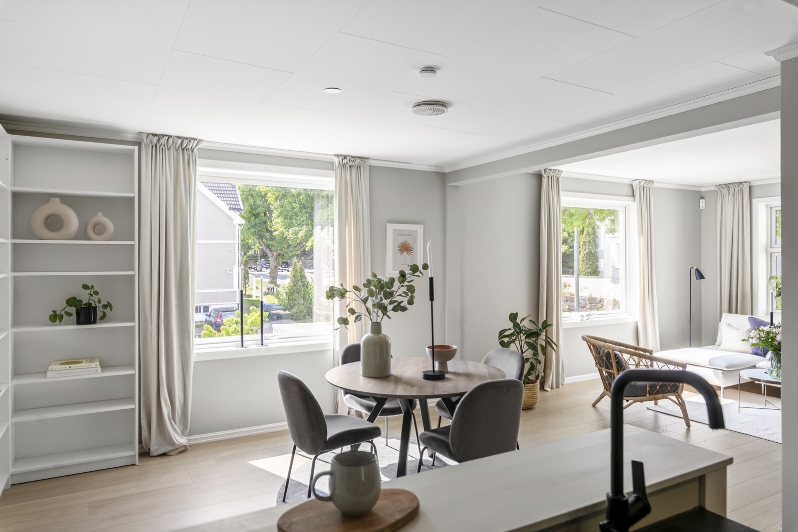 Dette kjøkkenet og spisestuen er virkelig et drømmested for de som setter pris på funksjonalitet, stil og komfort. Galleribilde