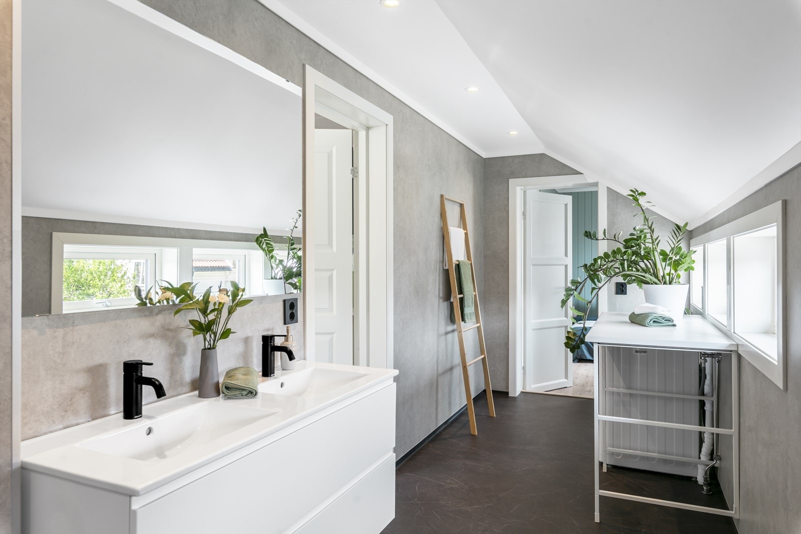 Dette nye badet er virkelig et drømmebad, med sin stilfulle innredning, moderne fasiliteter og praktiske løsninger. Kom og opplev den luksuriøse følelsen av dette fantastiske badet selv. Galleribilde
